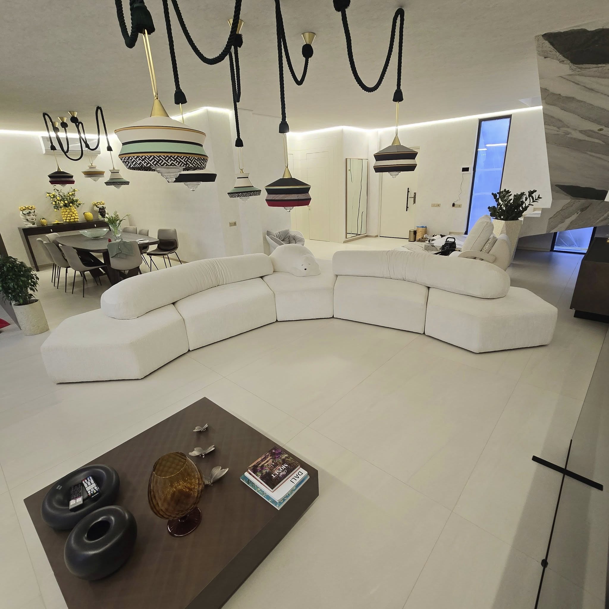 დივანი მისაღებისთვის, თეთრი დივანი