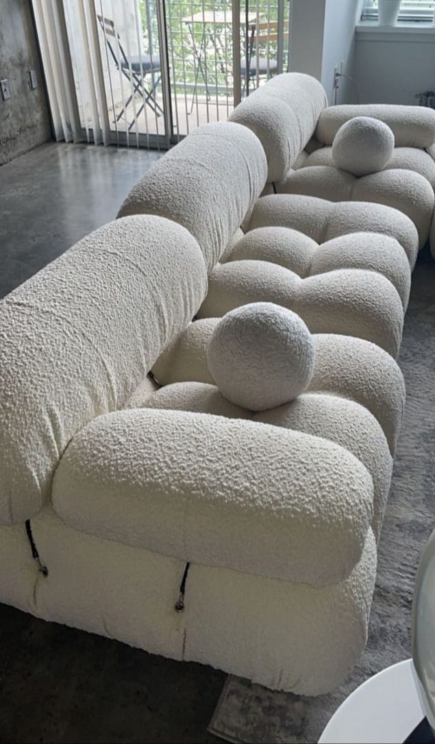 თეთრი სამადგილიანი დივანი